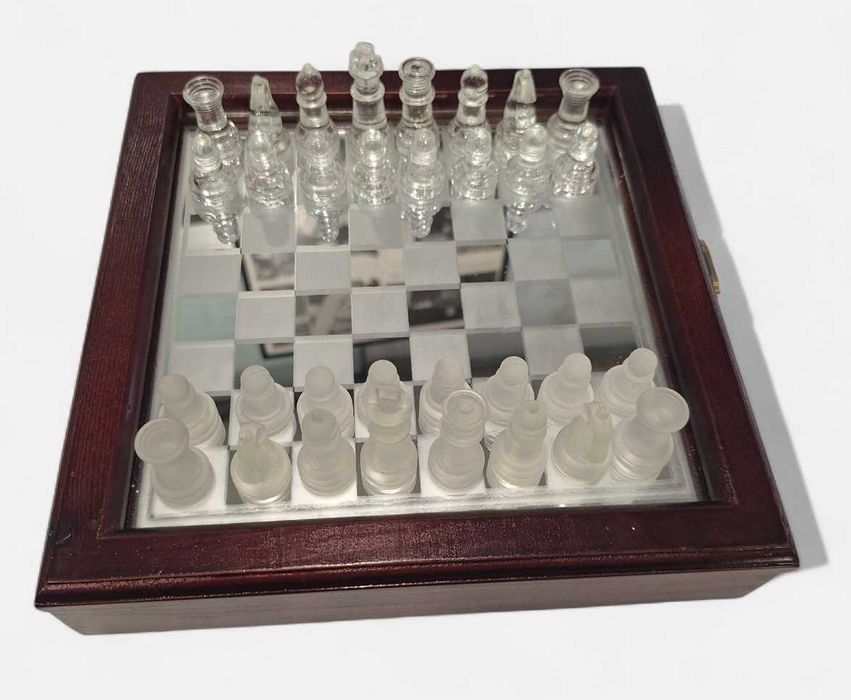 Set sah din sticla cu cutie din lemn model elegant