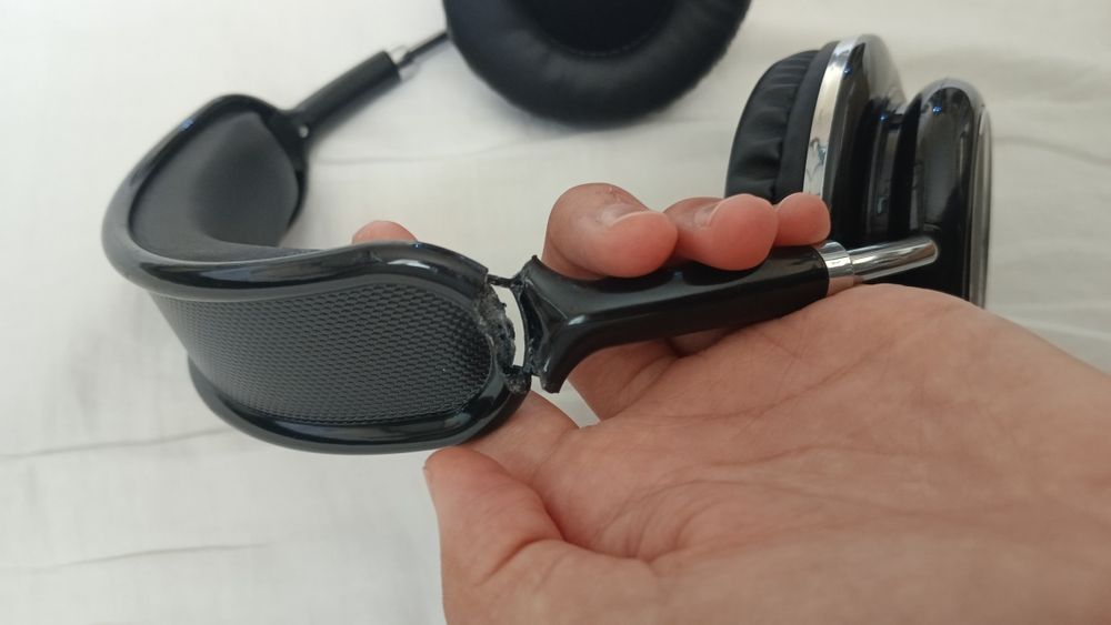 Наушники сломались.