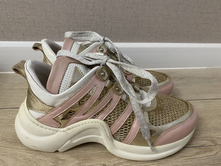 Женские кроссовки