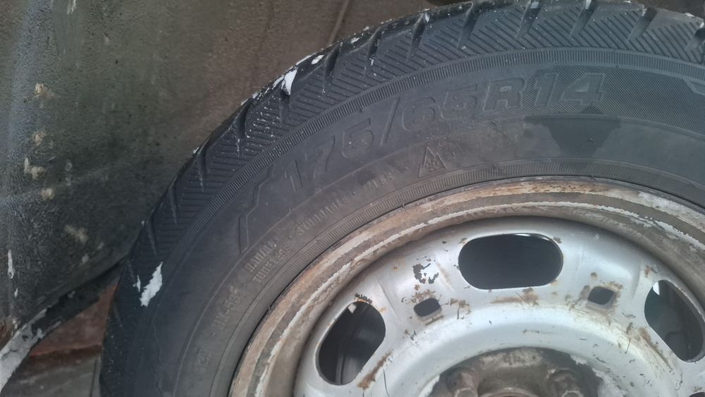 Продам  резину с дисками зимняя шипы