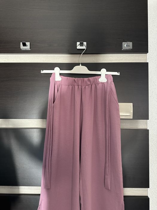 Летен комплект от тениска и панталон.