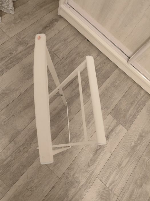 Продается вешалка белая