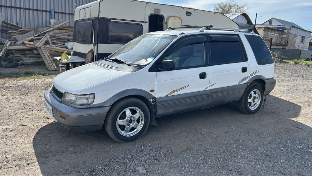 Mitsubishi Space Wagon 1993 год