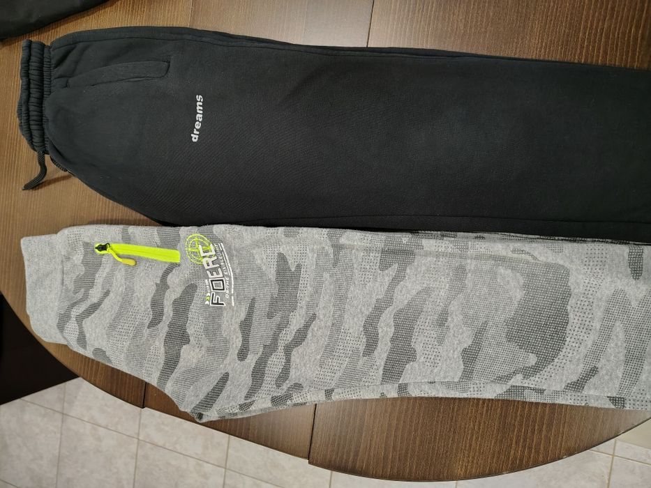 Две долнища, спортен екип и две блузи с дълъг ръкав