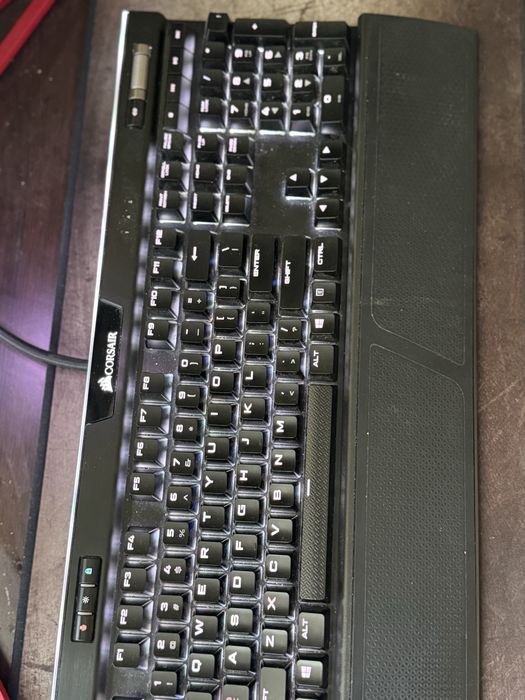 Corsair K95 в добро състояние