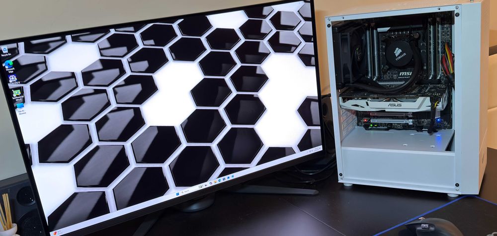 Бял геймърски компютър i7 RX 480 4GB GDDR5 RAM 16GB SSD NVME 512GB