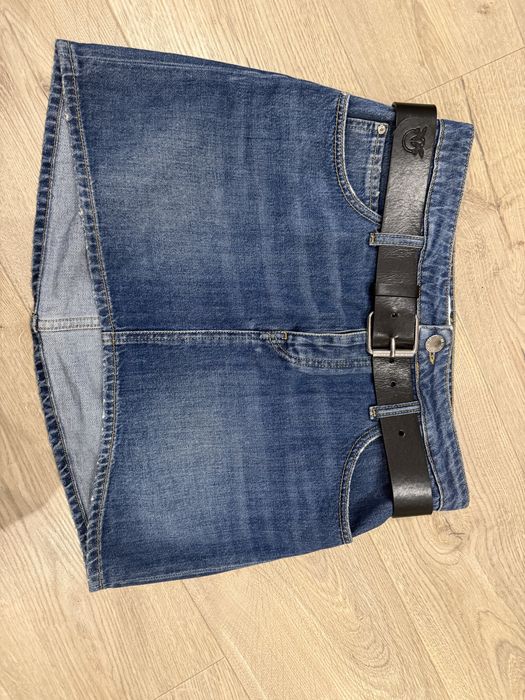 Продавач дънкова пола в комплект с колан Pinko размер 40