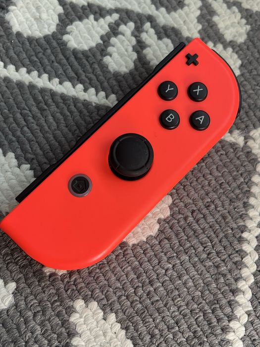 Vând Nintendo Switch oled + 9 jocuri, în stare foarte bună, bine întreținut, fără defecte, funcționează perfect.