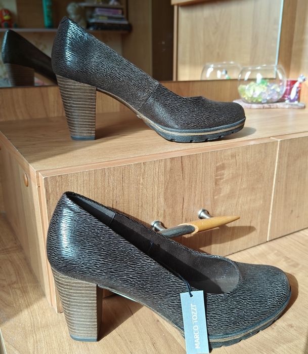 Туфли шоколадные на каблуке новые.