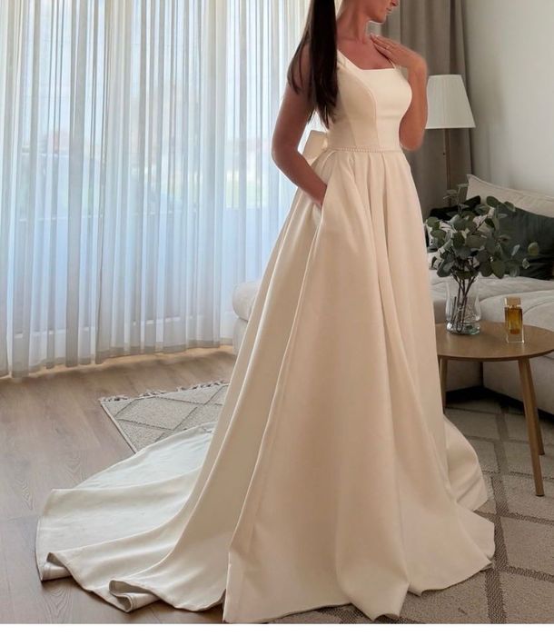 Rochie de Mireasa model deosebit din tafta mikado !