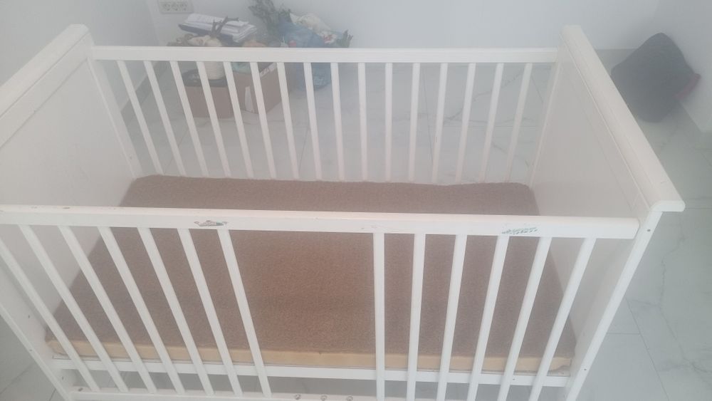Vând pătuț ptr bebe in stare buna,puțin folosit, cu saltea de cocos cu husa detașabilă si scaun de masă bebe