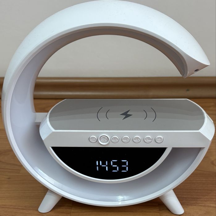 Vând lampă smart cu incărcare wireless, cu funcție de boxă portabilă
