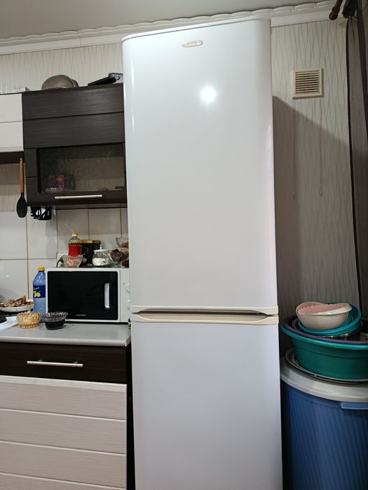 Продам холодильник двухкамерный