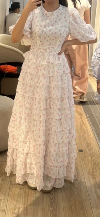 Красивое платье, в идеальном состоянии.