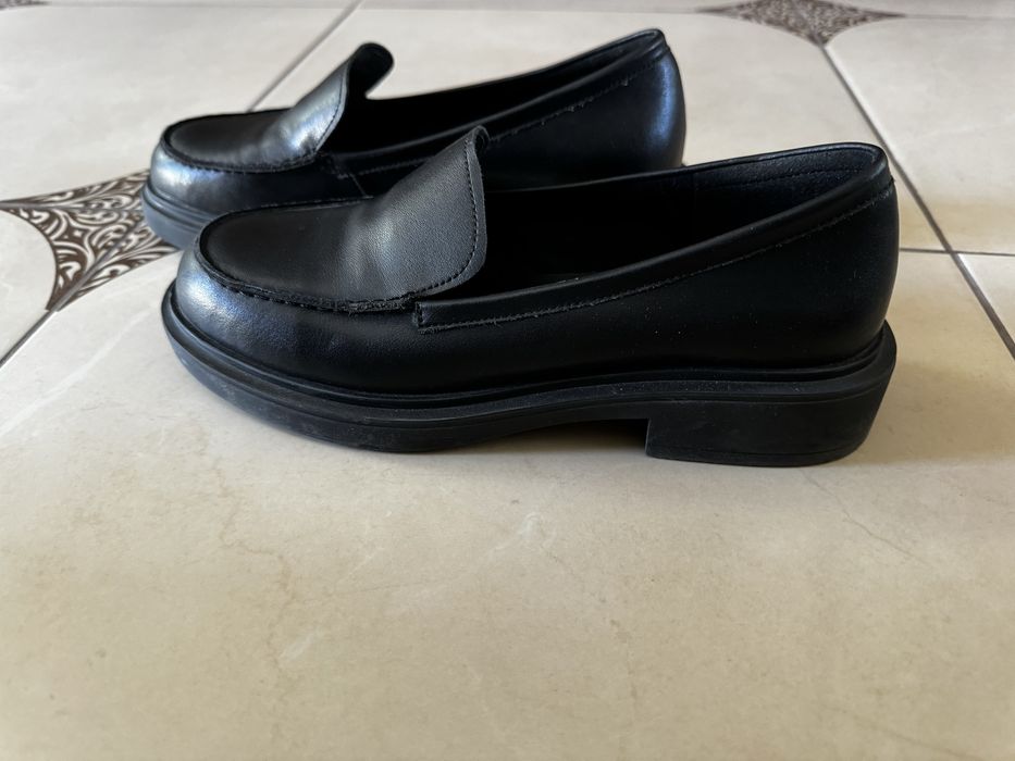 Продается обувь из натуральной кожи.