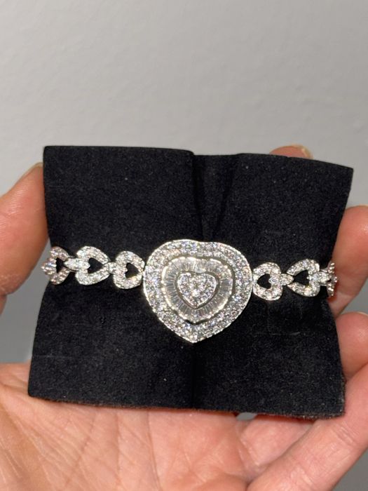 Brățară din argint cu safire albe