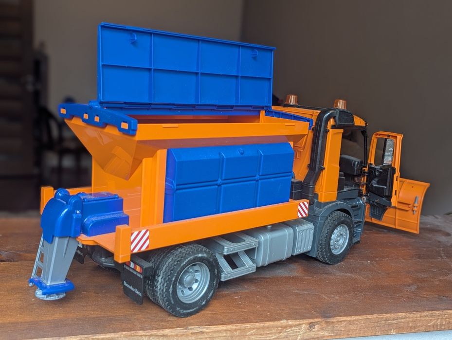 Camion Bruder Mercedes Arocs Deszapezire sau Bena cu Macara 1:16