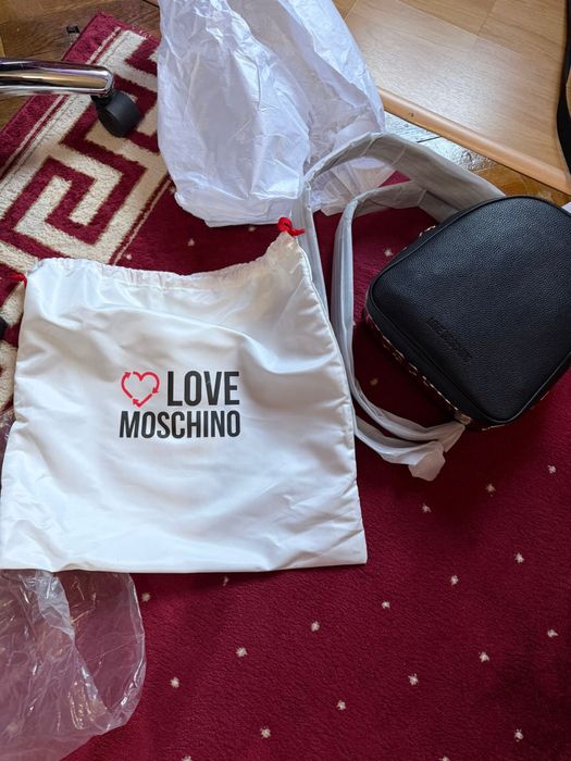 Ghiozdan nou cu eticheta Moschino