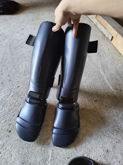 Mănuși de box și tibiere