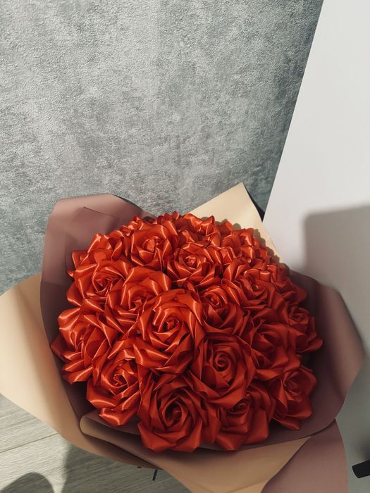 Розы из атласных лент