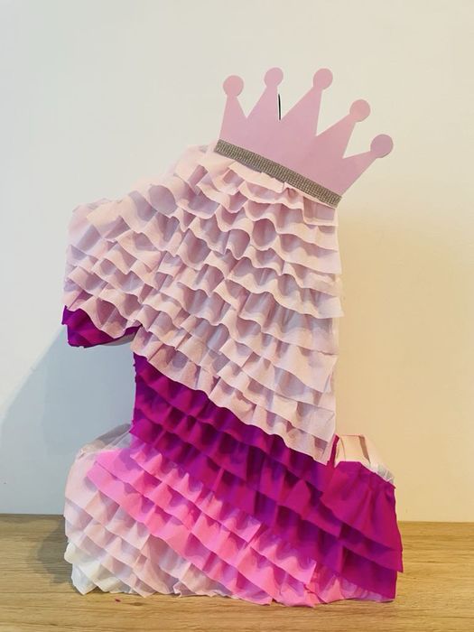 Пинята с любим герой под формата на цифра