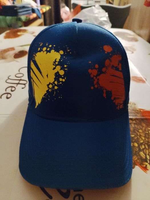 Șepci Suportero roșie/albastră în pas cu moda