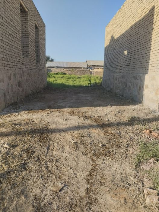 Hovli uchastka sotiladi