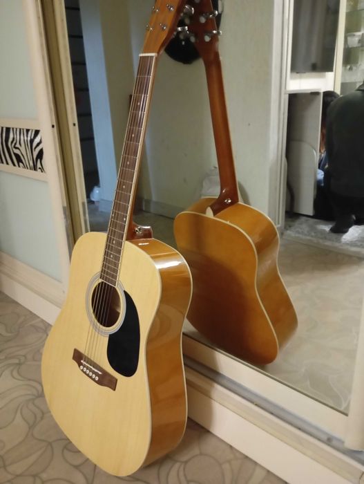 Большая гитара в отличном состоянии