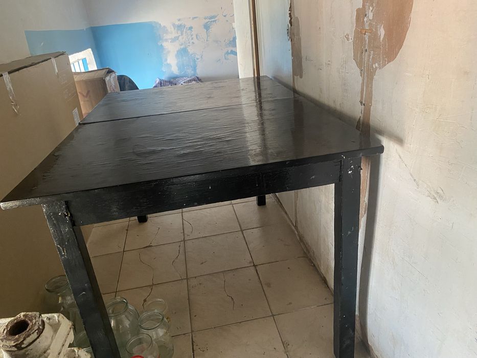 Продам стол черного цвета