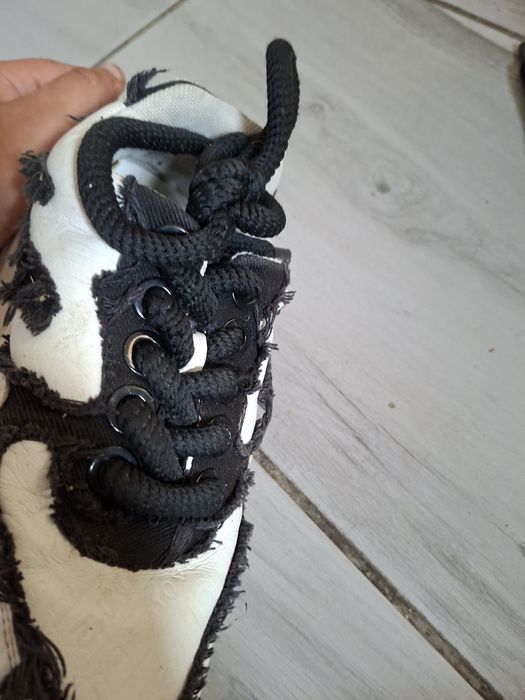 Vând papuci foarte faini