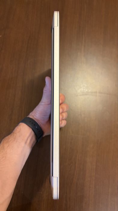 Vând MacBook Pro 13 2020 32GB 1TB