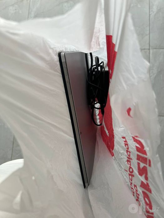 Microsoft Surface Pro 5 i7 / 16GB RAM / 512GB SSD — Ideal holatda!
​Ta