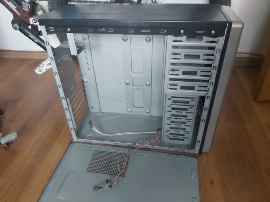 Carcasa recuperata din dezmembrari (PC Case)