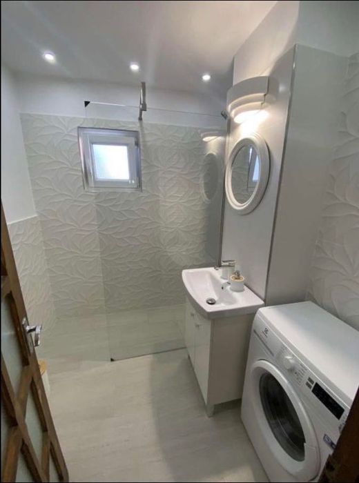 Apartament cu 3 camere de închiriat