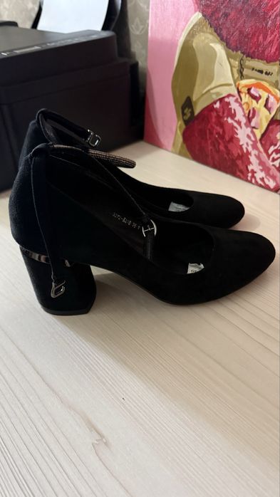 Продам замшевые туфли