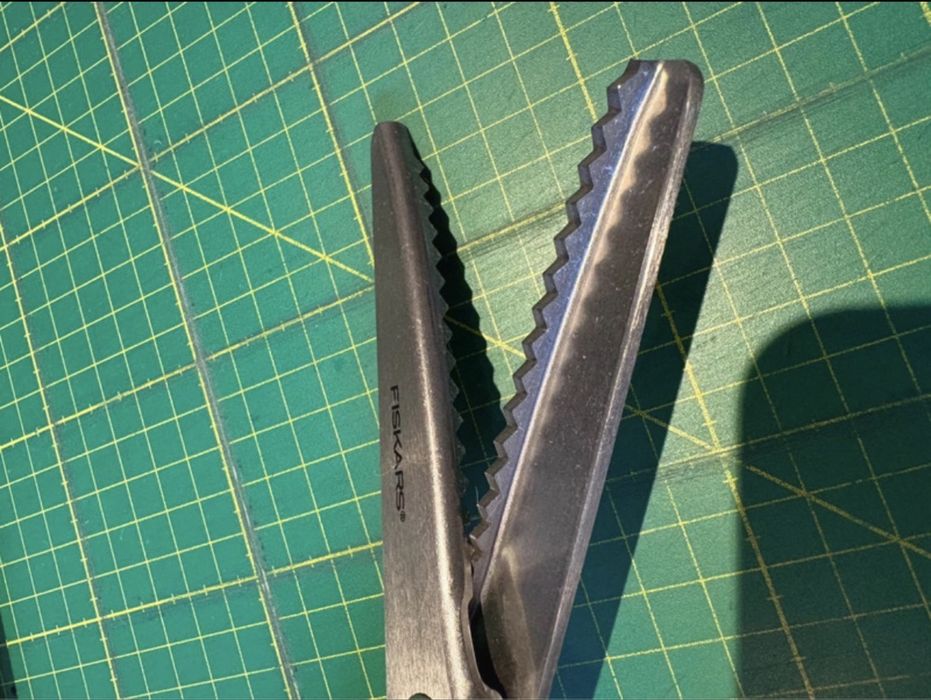 Foarfeca Fiskars Pinking Zig Zag Noua