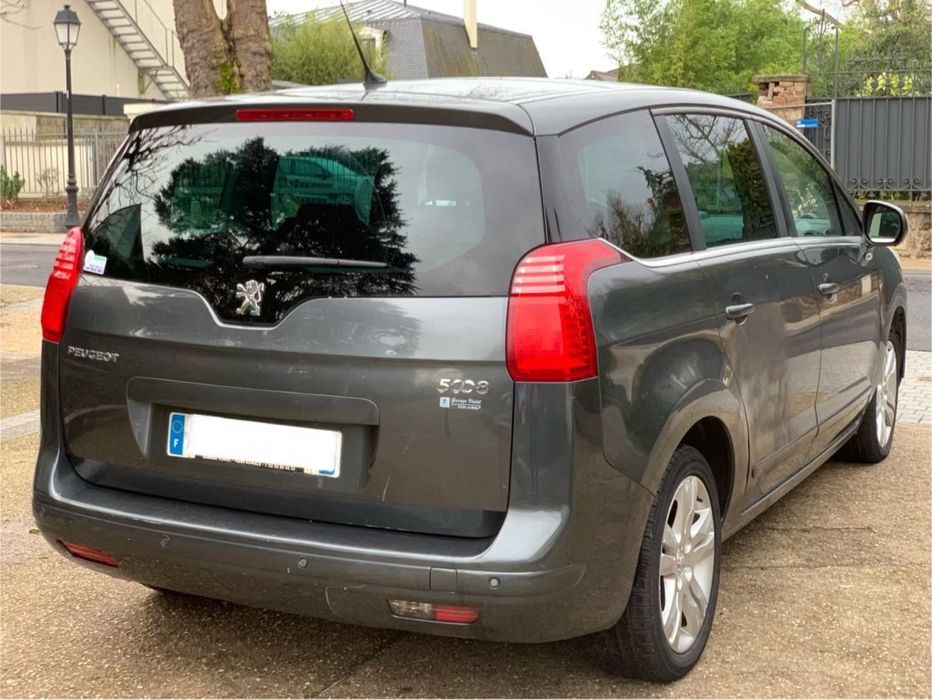 Vând peugeot 2010 manulal