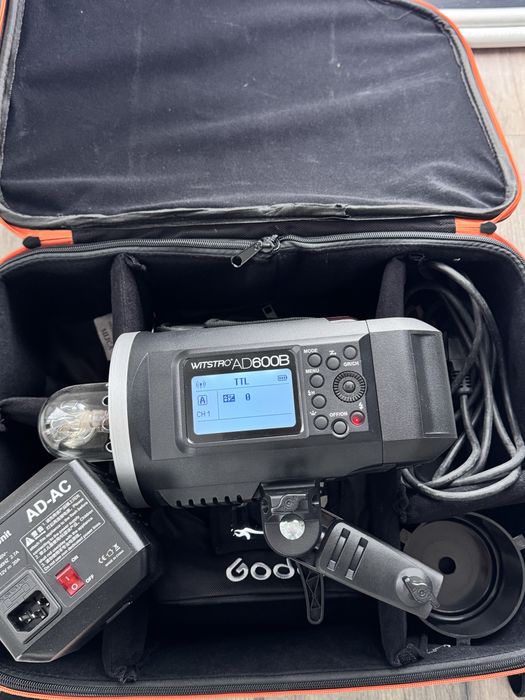 Продавам светкавица Godox