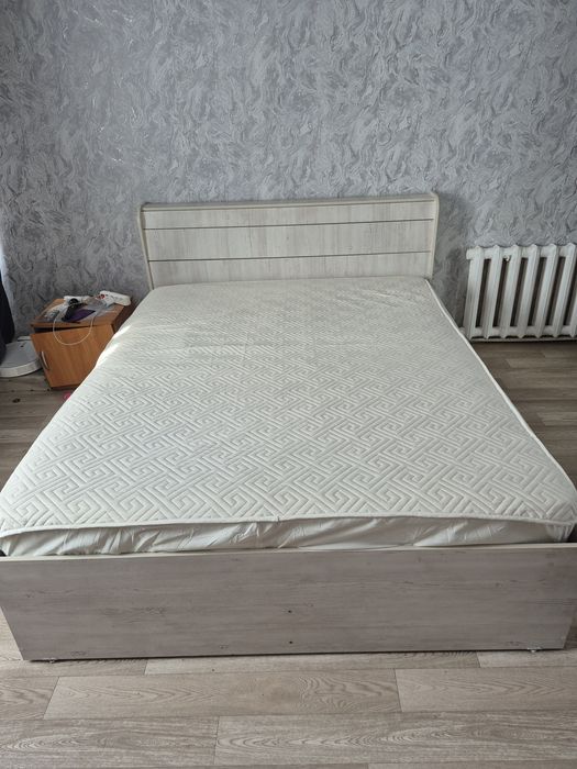 Продам кровать с матрасом