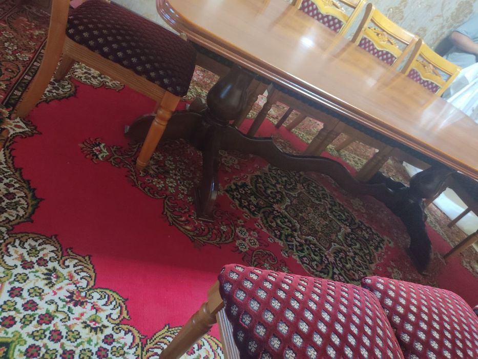 Стол и стулья в отличном состоянии!