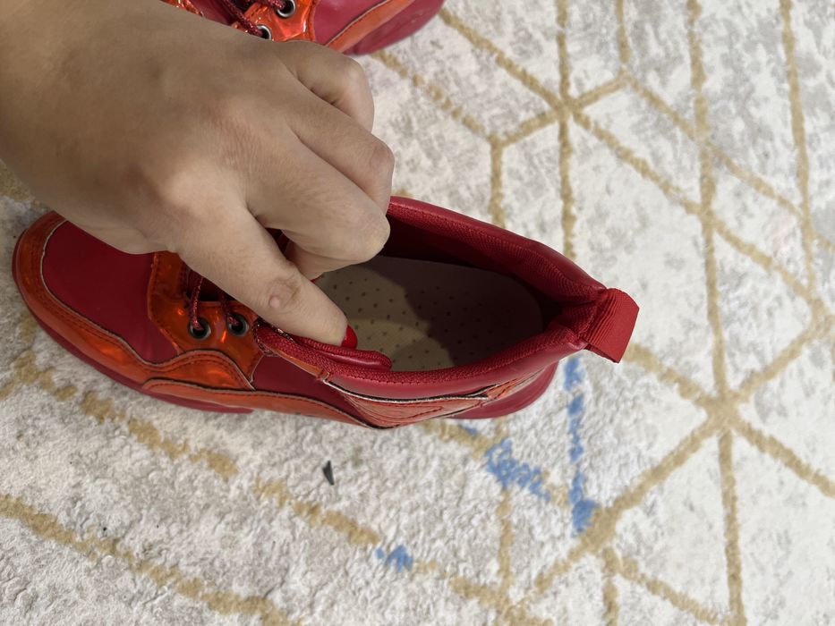 Кроссовки красные 3000 тг