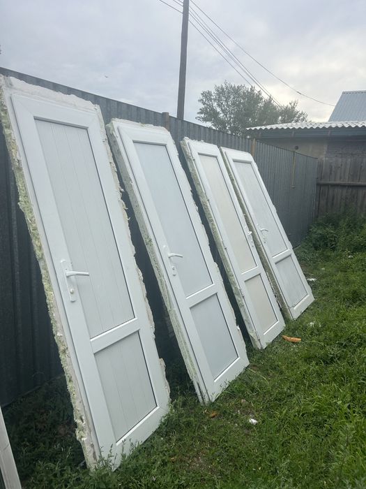 Продам пластиковые двери