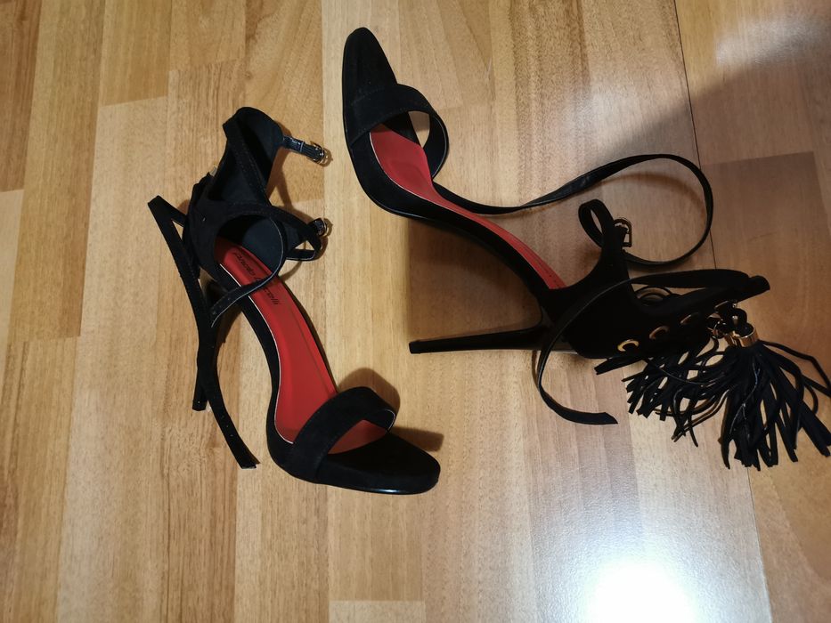 Черни сандали на висок ток