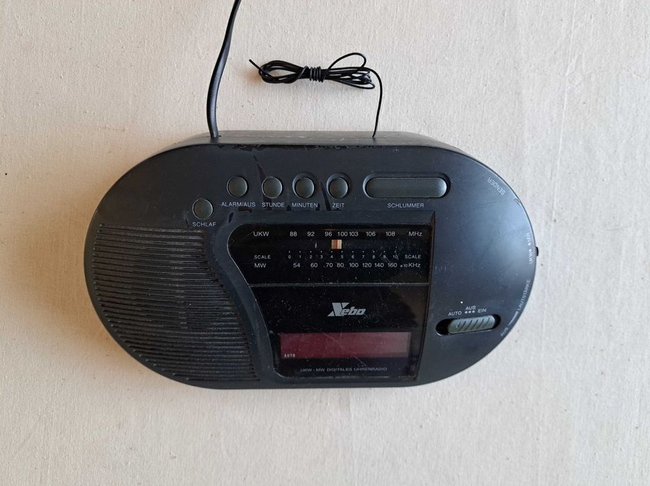 Немски дигитален часовник с радио.