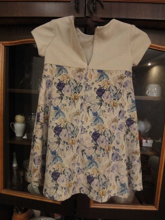 продается б.у шерстяное платье на девочку 4-6 лет