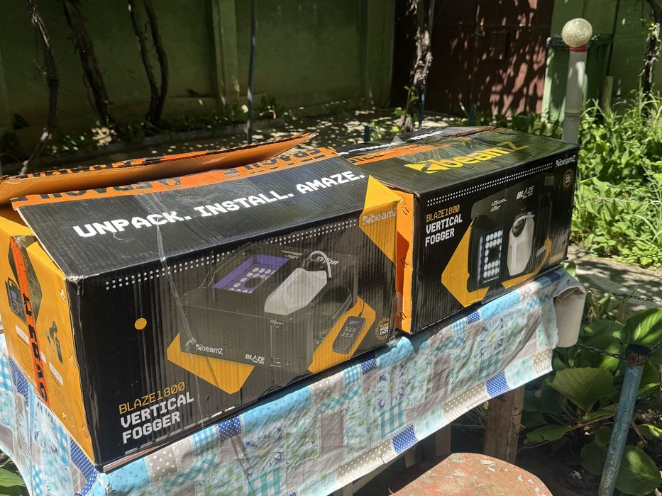 Mașină de fum verticală Beamz Blaze 1800 (O bucată)