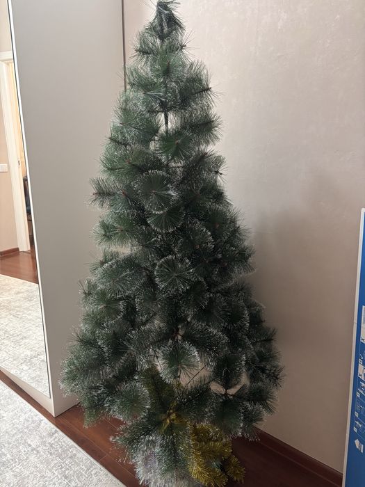 Продам елку с игрушками и герляндой