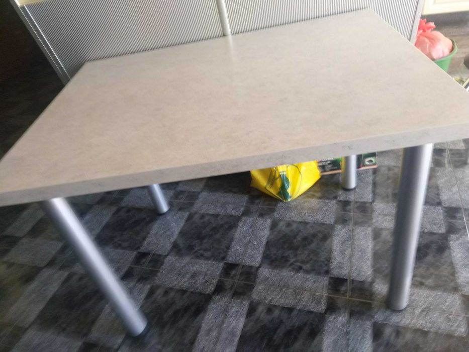 Vând masă nouă de bucătărie, culoarea marmurei. Preț - 400 lei
