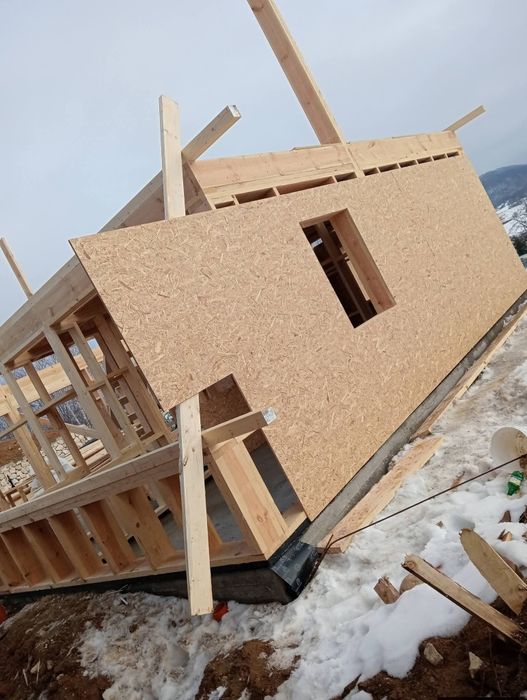 Case de lemn cu dormitor baie bucătărie și living