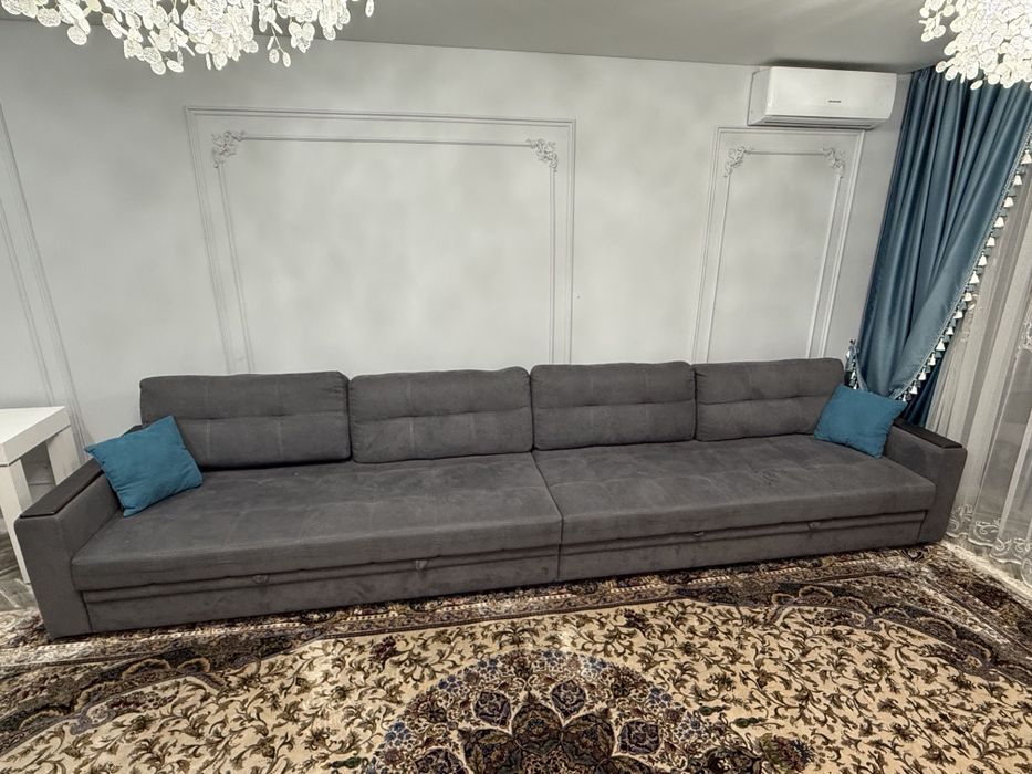 Вместительный большой Диван.